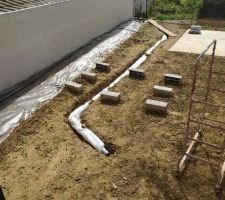 Drain en cours de pose