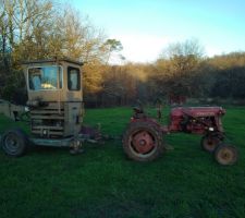 La pelle et l'ancien Farmall Cub, en attendant le Deutz 3005, plus puissant pour tirer la pelle