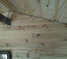 Plafond en lambris d'une chambre, le moins cher, le plus léger et le plus simple à poser, cloués à la cloueuse électrique