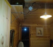 Chambre 2, mur fait de planches de parquets en pin des landes de 24 mm !