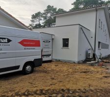 Pompe à chaleur installée à l'arrière de la maison