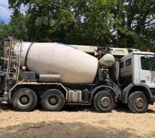 Aujourd'hui, nous aurions du avoir une belle chape ... malheureusement la toupie avait un probl&egrave;me &eacute;lectrique et ne pouvait pas reverser le ciment ! Heureusement que le probl&egrave;me s'est pos&eacute; sur la premi&egrave;re toupie car on aurait eu une demi-chape sinon ...