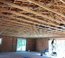 Lors de la visite de chantier pour qu'Enedis puisse nous faire un devis, nous avons pu rencontrer le plaquiste qui commen&ccedil;ait avec la pose de rails pour l'isolation !