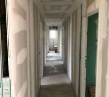 Une petite semaine après la chape. 
couloir