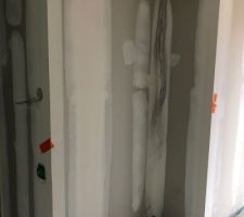 Une petite semaine après la chape. 
placard d'entrée
