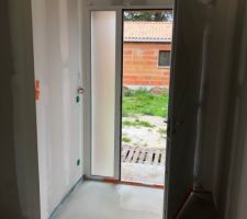 Une petite semaine après la chape. 
porte d'entrée