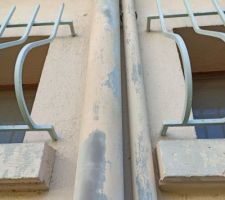 Comment coffrer ces tuyaux avec l'&eacute;cart de 1cm avec la bordure de la fen&ecirc;tre..?