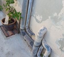 Comment coffrer ces tuyaux avec l'&eacute;cart de 1cm avec la bordure de la fen&ecirc;tre..?