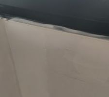 La finition autour de la fenêtre.