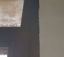 La finition autour de la fenêtre.