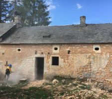 Façade cour en cours de sablage
