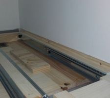 Construction ossature placard &agrave; tiroirs sous escalier