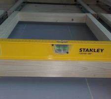 Mise &agrave; niveau  de chaque base des des tiroirs sous escalier