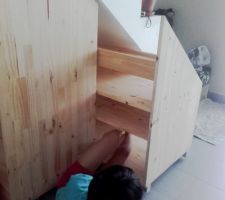 Tiroirs sous escalier: un nouveau lieu de cache-cache?