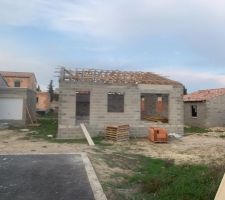 Le commencement de la charpente... ça prend forme !