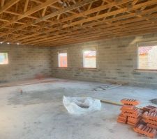 Le toit enfin terminé... ça prend forme !