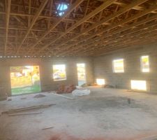 Le toit enfin terminé... ça prend forme !