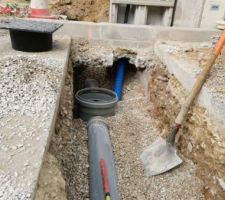 Et voici la viabilisation concernant les eaux usées et l'eau potable, je me raccorde à 65 cm de profondeur pour 35 mètre linéaires, ca va être juste pour éviter la pompe de relevage mais ca devrait le faire.