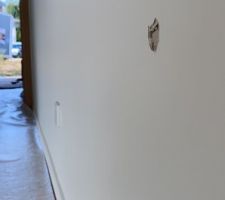 Pose du meuble dans la salle de bain parentale et traversée fulgurante du placo dans le séjour avec la perceuse