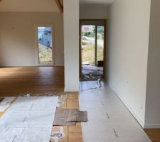 Pose du meuble dans la salle de bain parentale et travers&eacute;e fulgurante du placo dans le s&eacute;jour avec la perceuse