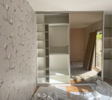 Chambre d'une de nos filles... Tapisserie, placard en cours