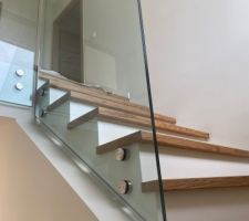 Escaliers intérieurs et garde-corps vitré