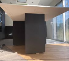 Plan Dekton vu par en-dessous avec les imprim&eacute;s publicitaires...