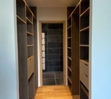 Dressing vue vers salle de bain parentale