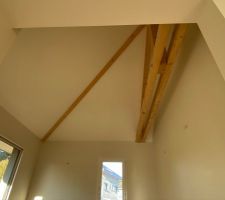 D&eacute;plafonnement en charpente traditionnelle avec poutres apparentes dans le salon