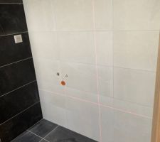 Pose du meuble dans la salle de bain parentale