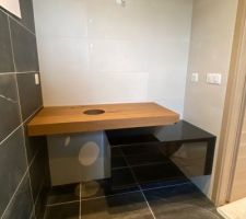 Le meuble de la salle de bain parentale prend vie !...