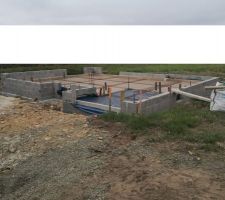 Remplissage au gravier puis pose isolant (+ treillis ferraille) qui sert de coffrage &agrave; la dalle.