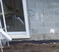 Enduit d'&eacute;tanch&eacute;it&eacute; / hydrofuge mis sur parois verticale et solin.