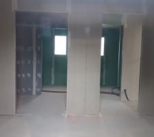 Chambre parentale, dressing traversant et salle d'eau (à droite,l'accès à la chambre et vue sur la 2e salle d'eau)