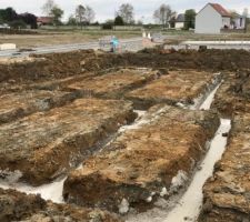 Fonds de fouille creusées et gros béton coulé