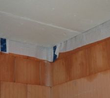 Le plafond en fermacell et le frein vapeur pour l'&eacute;tanch&eacute;it&eacute;.