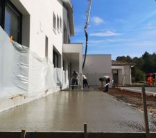 Piscine/terrasse : 1ère partie de la terrasse coulée, avec une toupie d'environ 7 m3