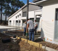 Piscine/terrasse : 2ème partie de la terrasse un peu plus surélevée.