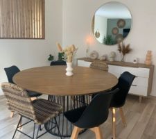 Voici une photo de ma salle à manger ! Notre seul regret ne pas avoir de pas vitree en face , à la place on a mis de la déco ! 
Si cette photo vous inspire j?ai aussi Instagram où je poste des photos de mon intérieur @homedeco85