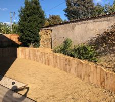 Mur terminé, sol remis à plat, gazon planté.