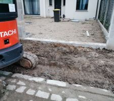 Terre végétale posée sur tout le terrain et pose des rouleaux de gazon, ca ressemble a un damier :)