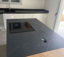 Ilot en Dekton avec plaque
