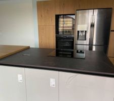 Ilot en Dekton avec plaque