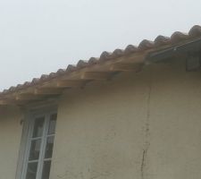 Jointures entre haut du mur et chevrons et volige non faites car selon le maçon si on rebouche ça ne sera jamais de la même couleur que le vieu crépis. Que faire quand on sait qu'en plus il va poser un cache misère dont l'épaisseur va laisser à désirer à coup sûr...