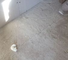 Voici une photo de mon sol de cuisine. Une fissure apparaît au niveau de la banquette. Le terrassier n?ayant pas pu faire le terrassement prévu, le constructeur a dû faire une banquette. Malheureusement celle-ci n?a pas été faite correctement et une fissure est apparue moins de trois mois plus tard.