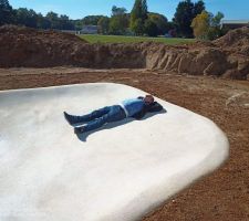 En attendant d'avoir l'électricité sur le terrain pour la mise en eau et bien séance farnienté dans la piscine