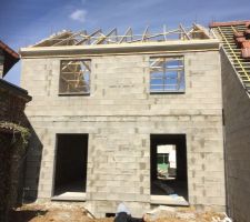 Les charpentiers ont pos&eacute; la charpente