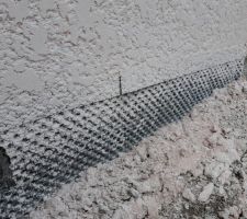 Apres pose cr&eacute;pis enduit monocouche (PRB superbrut Californie). Fissure vetical - le solin a boug&eacute;