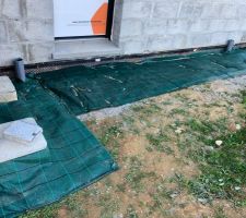 Pose d'une bache autour de la maison pour eviter les eclaboussures de terre sur l'enduit