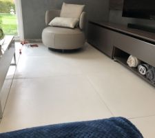 La plus grosse partie du carrelage est posé
Il manque quelques découpe les plinthes et évidement les joints